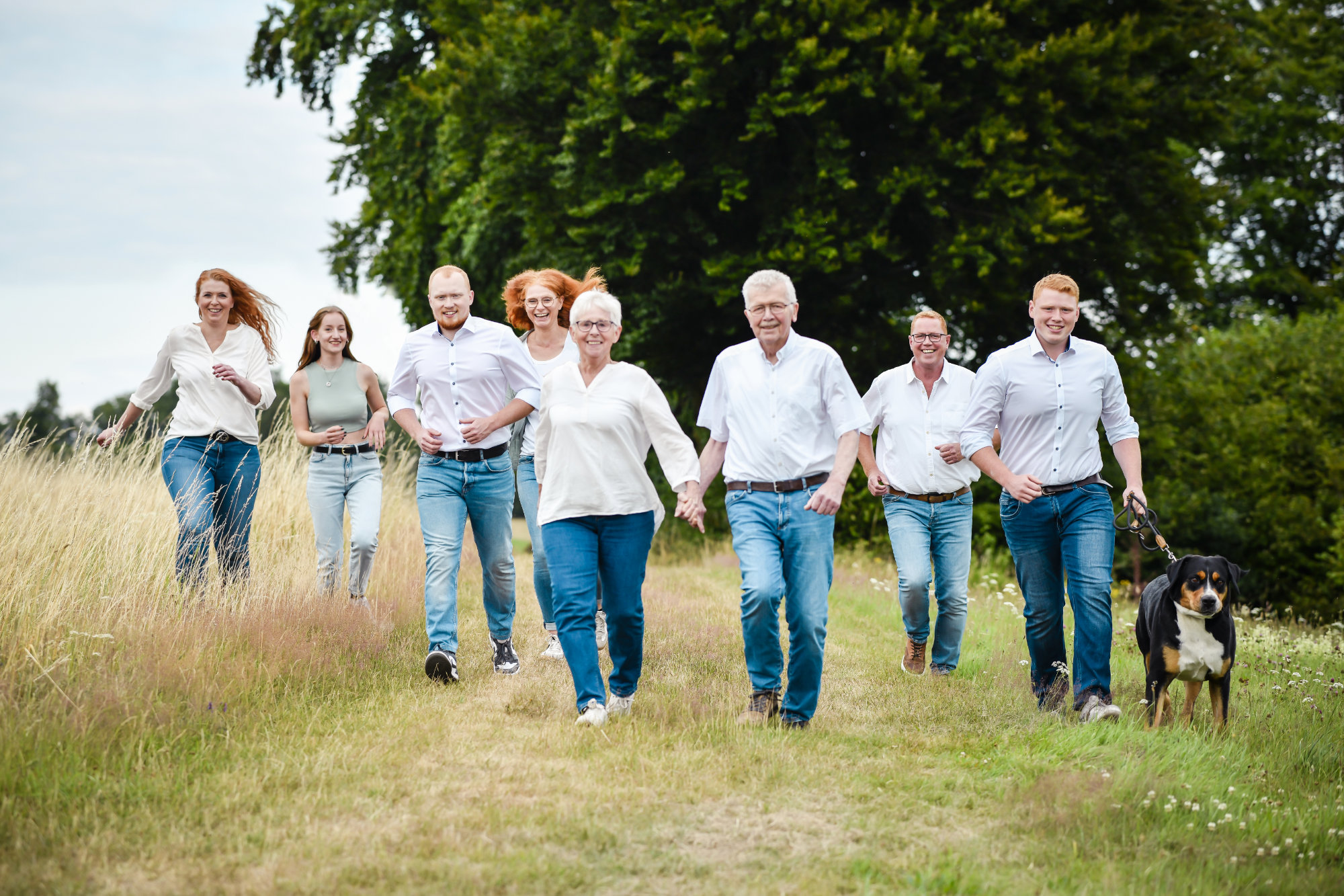 Fotoshooting Fotograf Siegen Familie Fotoshooting Fotograf Siegen Familie Laufen Wiese dynamisch